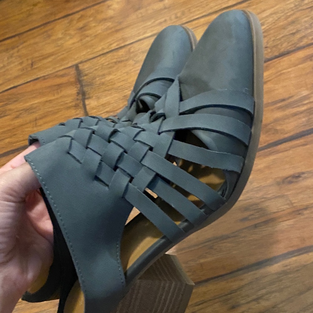 Universal Thread Women's Gray Strappy Heeled Sandals size 8.5W